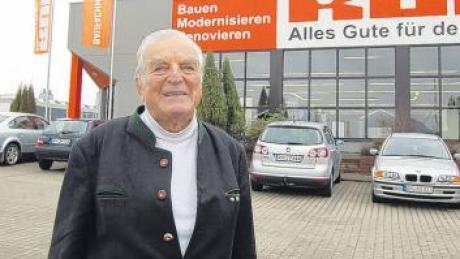 Karl Ruf vor seiner Firma in Wilburgstetten. Der auch im Ries wohlbekannte und geschätzte Unternehmer feierte seinen 90. Geburtstag.  