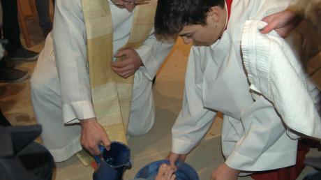 Dekan Paul Erber predigte am Gründonnerstag zunächst über die Bedeutung der Fußwaschung, bevor er an zwölf Jugendlichen seiner Gemeinde den Ritus in St. Salvator wieder aufleben ließ. 
