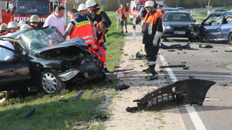 Fünf Personen wurden am Donnerstag bei einem Unfall auf der Kreisstraße zwischen Munningen und Oettingen verletzt. 