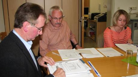Ehingens Bürgermeister Erhard Michel, Kassenverwalter Walter Schürer und seine Kollegin Antonia Weiß (von links) von der VG-Oettingen haben den Haushalt 2013 der Gemeinde Ehingen im Gemeinderat vorgestellt.  

