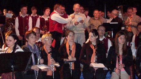 Zwei Konzertabende standen beim großen Europafest in Bourgueil auf dem Programm. Mit dabei die die Musikkapelle Reimlingen, die für das Publikum aus vier Nationen auch außerhalb Deutschlands bekannte Klassiker der bayerischen Musik spielte.  

