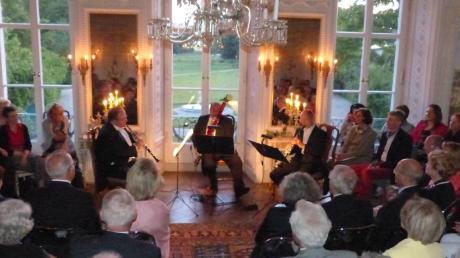 Zur Eröffnung der Rosetti-Festtage konzertierte das „Trio Chateau“ mit Oboist Norbert Strobel, Fagottist Prof. Albrecht Holder und Klarinettist Peter Fellhauer (von links) in Graf Stauffenbergs idyllischem Schloss Amerdingen.  

