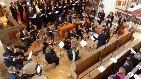 Bei den Rosetti Festtagen führten der Universitätschor Augsburg und die „Musica obligata“ aus München in der Klosterkirche Maihingen das Requiem auf, das Antonio Rosetti für die Totenmesse der verstorbenen Gemahlin des Fürsten Kraft Ernst 1776 komponierte.  

