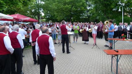 300 Stimmen erklangen beim gemeinschaftlichen Schlusslied, ein würdiger Abschluss für ein rundum gelungenes Jubiläumsfest beim Singverein Wallerstein.