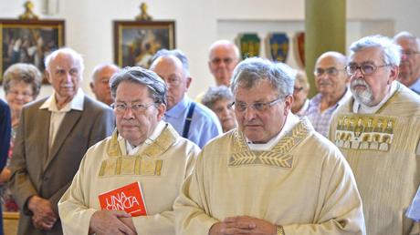 Das Bild zeigt (von links): Prälat Ludwig Gschwind, Dekan und Geistlichen Rat Paul Erber, dahinter den Jubilar Pater Alban Hastreiter, der das diamantene Jubiläum in Reimlingen feiern konnte. 
