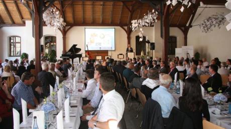 Rund 150 Gäste kamen in den „Ochsenzwinger“ , um mit der Unternehmensleitung das 250-jährige Bestehen des Nördlinger Traditionsunternehmen zu feiern.  
