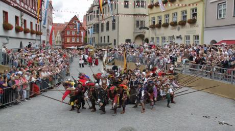 Von der ersten urkundlichen Erwähnung „Nordilingas“ im Jahr 898 bis in die Renaissance führte der historische Festumzug am Sonntag. Tausende Besucher säumten den Straßenrand und beobachteten das bunte Treiben der über 80 Gruppen und mehr als 2500 Mitwirkenden.