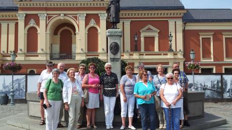 In Klaipeda entstand dieses Gruppenbild vor der Statue des „Ännchens von Tharau“.  

