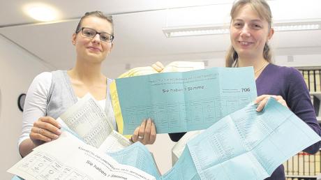 Gelb, blau oder weiß – gleich neunmal muss der Wähler morgen sein Kreuzchen setzen. Marina Treuchtlinger (links) und Carmen Lechner vom Nördlinger Bürgerbüro zeigen schon mal die üppige Auswahl an Stimmzetteln. 