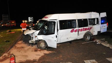 Dieser Kleinbus des Amerdinger Busunternehmens Gerstmayr ist gestern in Langenau (Alb-Donau-Kreis) verunglückt. Eine 19-jährige Fahranfängerin hatte dem Busfahrer die Vorfahrt genommen. Die betroffene Reisegruppe stammt aus dem Ostalbkreis. Es wurden 18 Personen verletzt, zwei davon lebensgefährlich.