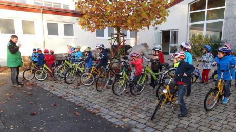 Die Buben und Mädchen der Max-Dünßer-Grundschule in Wallerstein übten auch ihre Geschicklichkeit im Radfahren.  


