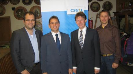 Willi Rehklau (Zweiter von links) wurde vom Ortsverband der CSU Deiningen offiziell zum Bürgermeisterkandidaten nominiert. Bei der Kandidatenkür dabei waren auch JU-Kreisvorsitzender Steffen Dollmann (links), Landrat Stefan Rößle und Kreisrat Roland Wundel (rechts).  

