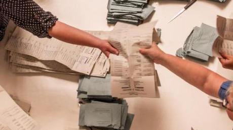 Die Stadt Nördlingen braucht viele Hände, um das Wahlergebnis auszuzählen.