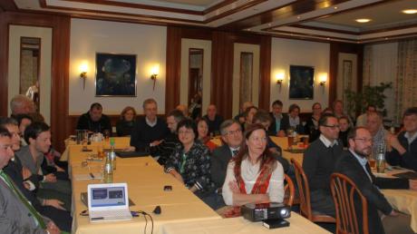 Eine Vielzahl von Teilnehmern war zum Symposium ins Nördlinger Hotel am Ring gekommen, um sich für eine Reaktivierung der aufgelassenen Bahnstrecken nach Franken stark zu machen.  

