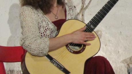 Barbara Hennerfeind spielte zarte Takte auf ihrer Gitarre.