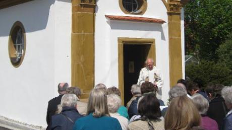 Pater Andreas Sauter erläuterte Interessantes zur Maria-Hilf-Kapelle. 
