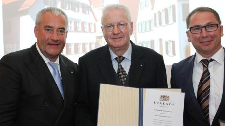 Für die Lebenshilfe nahmen Geschäftsführer Günther Schwendner (rechts) und Vorsitzender Paul Kling (Mitte) die Denkmalschutzmedaille entgegen.  

