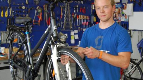 Hochwertige Fahrräder gehören von Zeit zu Zeit in die Fachwerkstatt. Fabian Lutz, ausgebildeter Zweiradmechaniker-Fahrradtechnik bei Zweirad-Müller, und in seiner Freizeit ein erfolgreicher Radsportler, ist hier bei der Endmontage eines Neufahrrads.