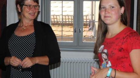 Bürgermeisterin Petra Wagner und die Abiturientin Elena Maier, die sich im Namen ihrer Mitschülerinnen und Mitschüler bedankte.  