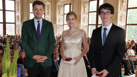Domänendirektor Christian Wippermann (links) mit den beiden besten Abiturienten Lukas Müller und Nora Mayer. 
