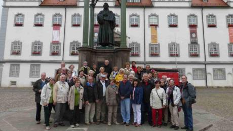 Die Rieser Reisegruppe vor dem Lutherstandbild auf dem Marktplatz in Wittenberg