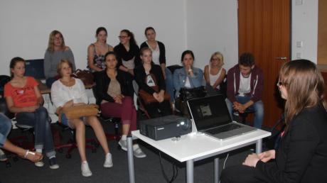 Auf großes Interesse stieß der Workshop Lehramt bei den Schülern der Q11 aus Nördlingen und Oettingen. Verena Grundler (rechts) von der Katholischen Universität Eichstätt-Ingolstadt gab einen ersten Einblick in das Studium.  
