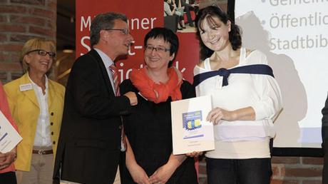 Das Foto zeigt Staatssekretär Bernd Sibler mit Kerstin Pflanz und Karin Leigart von der Stadtbibliothek Oettingen.  


