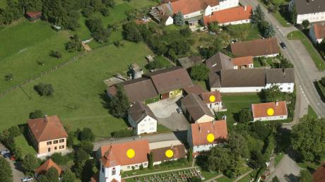 Für das geplante neue Bürgerzentrum in Möttingen müssen die mit einem gelben Punkt gekennzeichneten Gebäude sukzessive weichen. 
