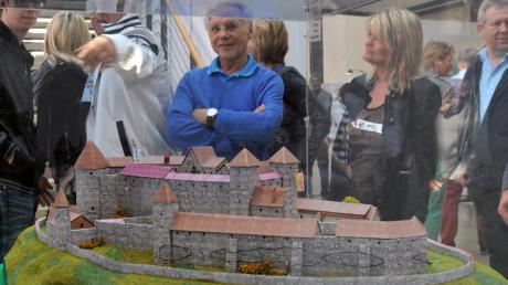 Gerhard Schmid (Mitte, blauer Pullover) vermittelte bei den Bopfinger Heimattagen vielen erstaunten Besuchern mit seinem Modell der Burg Flochberg einen Eindruck von den beeindruckenden Ausmaßen der Burganlage. 