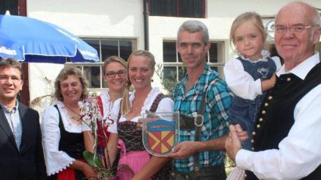 Bei der Eröffnungsfeier (von links): Bürgermeister Wilhelm Rehklau, Karin und Anne Stippler, Eva und Anthony Bowman, Karlheinz Stippler mit Enkelin Ella. 