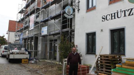 Bürgermeister Werner Thum vor der Großbaustelle Forheim. In der kleinsten Donau-Rieser Gemeinde wird derzeit ein neues Gemeindezentrum gebaut.  


