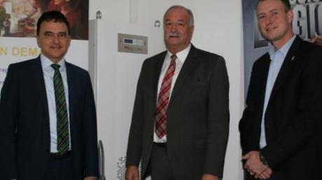 Von links: Vorstandsvorsitzender der Varta Micro Gruppe, Herbert Schein, OB Hermann Faul und Stadtbaumeister Hans-Georg Sigel. 
