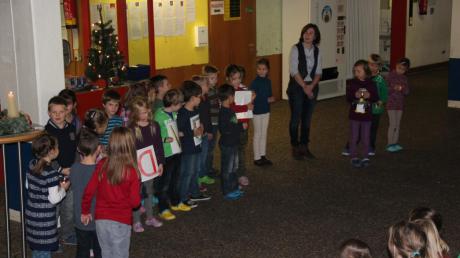 Die ersten und zweiten Klassen der Grundschule Oettingen trafen sich zu einer adventlichen Morgenfeier. 
