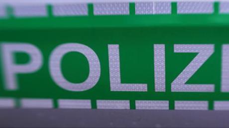 Auf der glatten und verschneiten Fahrbahn ist es am Freitagmorgen auf der A7 bei Elchingen zu vier Unfällen gekommen.