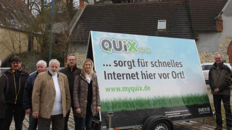 In Hohenaltheim wurde der Start für eine schnellere Datenautobahn dokumentiert. Unser Bild zeigt vorne von links Breitbandbeauftragten Thomas Mescher, Bürgermeister Wulf-Dietrich Kavasch und Linda Neu (Inexio) mit Gemeinderäten. 