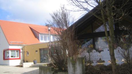 Das Gebäude des Wallersteiner Kindergartens (rechts) soll generalsaniert werden. Links die vor drei Jahren in Betrieb genommene Kindertagesstätte. 
