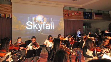 Der Song „Skyfall“, einmal nicht von der Sängerin Adele gesungen. Auch sonst gab es beim Schulkonzert des Albrecht-Ernst-Gymnasiums viel Filmmusik zu hören. 
