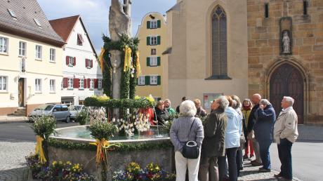 Alles rund um den Brauch des Osterbrunnenschmückens erfahren Besucher bei einer Führung mit den Oettinger Stadtführern.