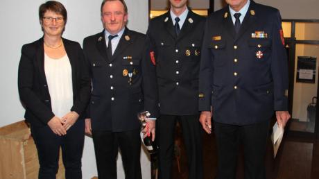Von links: Bürgermeisterin Petra Wagner, Emil Gutmann, Daniel Härtle und Kommandant Thomas Fink. 
