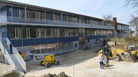 Das neue Gebäude der Grund- und Mittelschule Oettingen ist fast bezugsbereit. Bis zum Wochenende werden auch die letzten Arbeiten abgeschlossen sein, ab Montag ziehen die Schüler ein. 