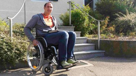 Alerheims Bürgermeister Christoph Schmid vor dem Rathaus. Er hat seinen Alltag als Rollstuhlfahrer simuliert, um die Probleme von Gehbehinderten besser zu verstehen. 