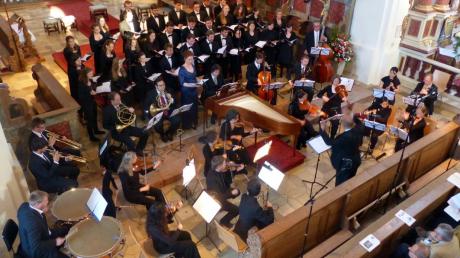 Der Kammerchor der Uni Augsburg und die „Musica Obligata“, München, boten in der Klosterkirche Maihingen Kantaten und sinfonische Musik der ehemaligen Hofkomponisten Antonio Rosetti und Ignatz von Beecke.  	 	