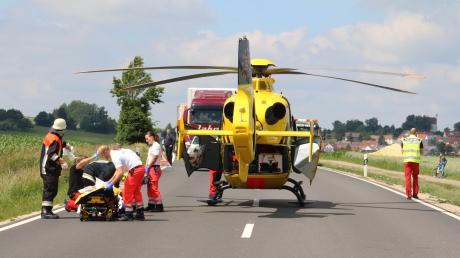 Nach einem schweren Verkehrsunfall zwischen Wallerstein und Marktoffingen mussten zwei Menschen mit schweren Verletzungen ins Zentralklinikum nach Augsburg geflogen werden. 