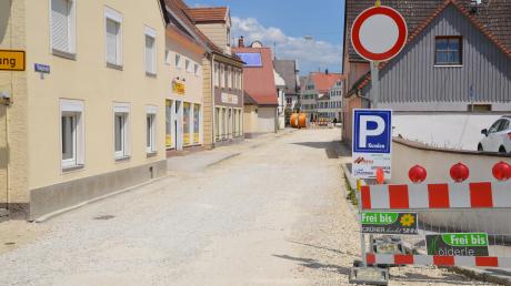 So sieht sie derzeit aus, die Königsstraße in Oettingen. Die Kanalbauarbeiten sind inzwischen abgeschlossen, doch insgesamt zieht sich die Sanierung bis 2016. Dann soll die Straße neu gestaltet werden. 