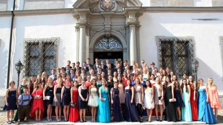 Der Abiturjahrgang des Albrecht-Ernst-Gymnasiums in Oettingen vor dem fürstlichen Schloss. Insgesamt 86 Absolventen waren es heuer.  	