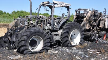 So sehen die Folgen aus: Auf einem Feld nördlich von Fünfstetten ist vor zwei Jahren ein Traktor samt Ballenpresse ausgebrannt. Der Schaden betrug nach ersten Schätzungen rund 250000 Euro. 