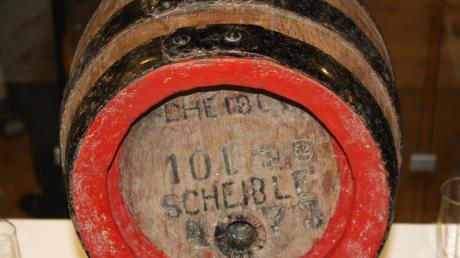 Ein altes Bierfass der ehemaligen Brauerei Scheible in Alerheim bildet den Mittelpunkt der neuen Ausstellung im Rieser Bauernmuseum. Es wurde im Jahr 1962 geeicht, wie man am Stempel ablesen kann. 