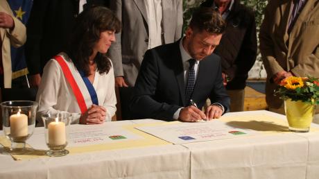 Bourgueils Bürgermeisterin Laurence Riget und Reimlingens Bürgermeister Jürgen Leberle unterzeichnen die Partnerschaftsurkunde.