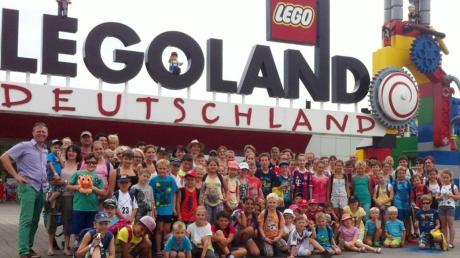 Die Fremdinger Kinder und ihre Begleitpersonen vor dem Legoland in Günzburg. 	