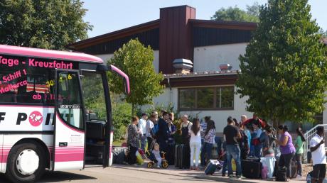 Ankunft in Amerdingen: Etwa 30 Asylbewerber, die bislang in der Turnhalle in Ederheim untergebracht waren, leben jetzt in der Halle in Amerdingen. 73 Freiwillige hatten sich gemeldet, um die Menschen zu unterstützen. 	